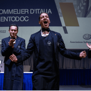 Alessandro Nigro Imperiale esulta dopo l'annuncio della sua vittoria al concorso Miglior Sommelier d'Italia Premio Trentodoc 2022