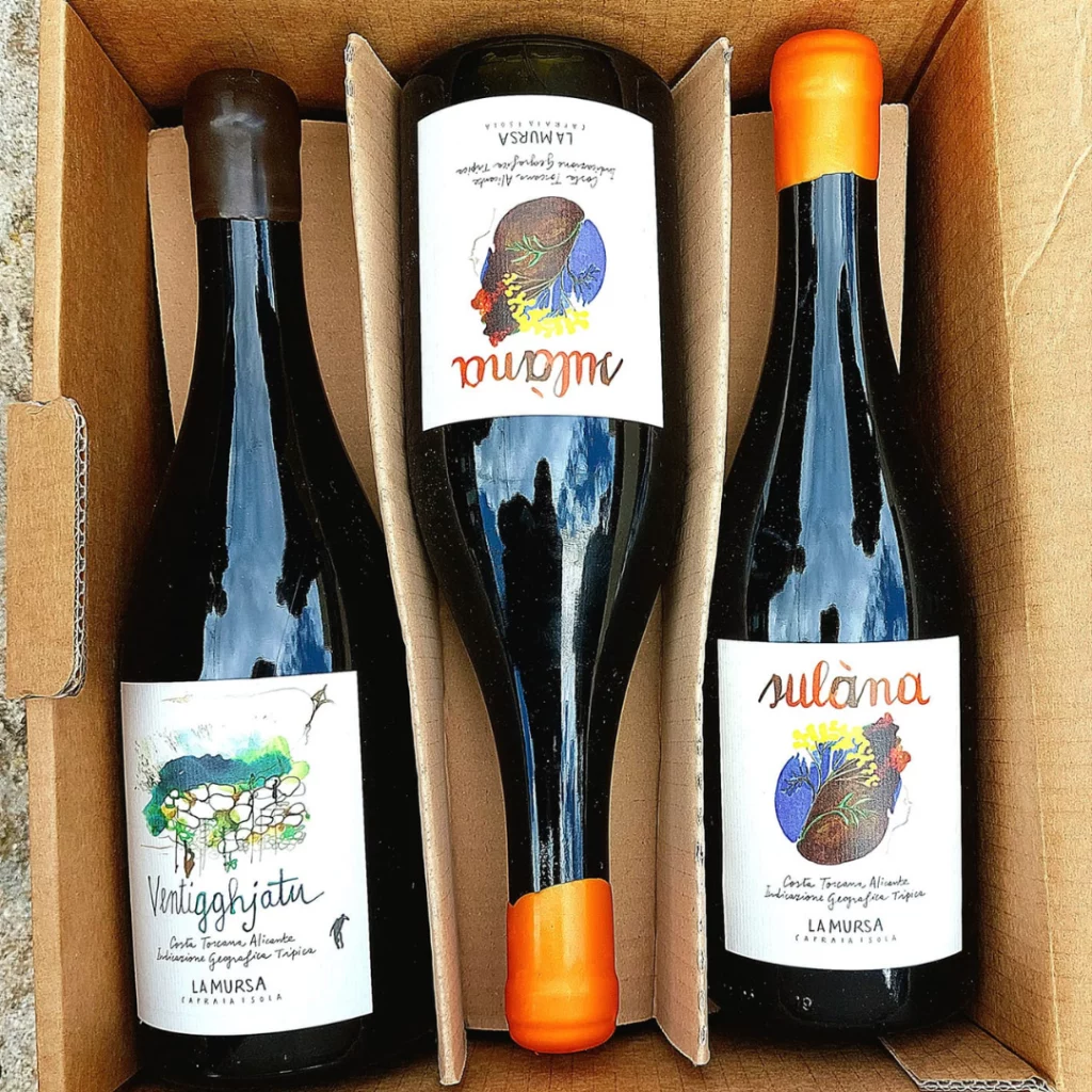 Bottiglie di vino prodotte da grenache sull'isola di Capraia