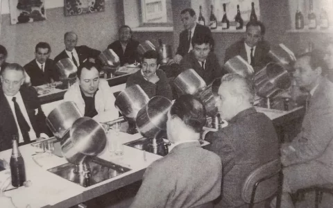 I corsisti del primo corso sommelier che si è tenuto a Milano nel 1968, presso il Politecnico del Commercio.