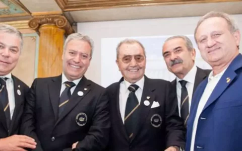 Cinquant'anni di AIS: una foto di gruppo con il fondatore Jean Valenti, ritratto insieme a Eddy Furlan, Antonello Maietta, Fiorenzo Detti e Giuseppe Vaccarini