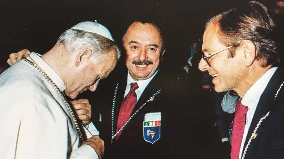 In udienza privata con il papa, Angelo Valentini consegna l’onorificenza di sommelier onorario a Papa Wojtyla. Al centro, Franco Colombani.