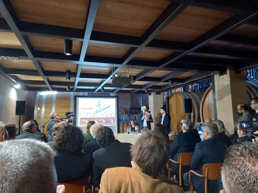 Foto del tavolo relatori per Menfi Città del Vino 2023