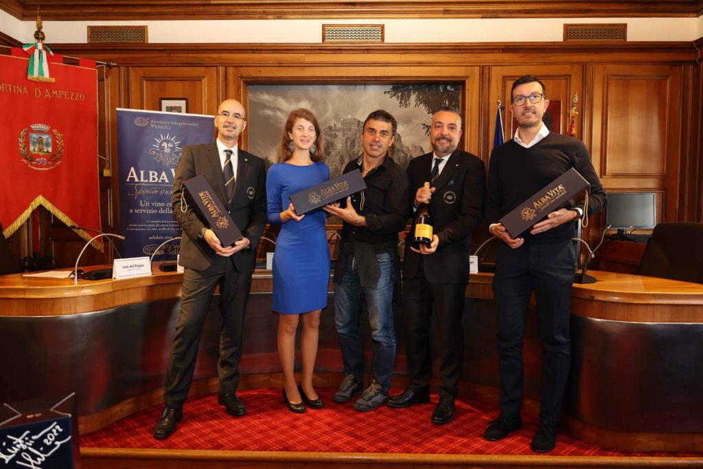 Foto della consegna del premio Alba Vitae con la presidentessa dell'Associazione P63