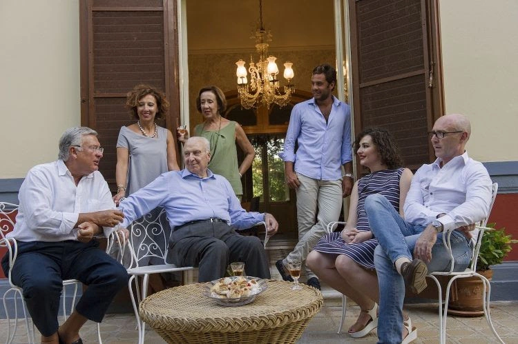 Foto di gruppo della famiglia Pellegrino, produttori di Marsala